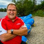 Joe Kowalski est le fondateur et le président de Wilderness Tours sur la rivière des Outaouais, située à une heure à l'ouest de la capitale. D'une poignée d'enthousiastes en 1975 à près de 2 millions depuis, Wilderness Tours est devenue la plus grande et la plus importante entreprise de rafting et de kayak au Canada. En plus d'être le pionnier de la rivière des Outaouais, Joe a également lancé le concept de centre de villégiature d'aventure, qui a été copié au Canada et aux États-Unis. 

Depuis qu'il a créé le club de plein air de son université, Joe a toujours eu pour ambition de partager la magie de l'eau vive, d'abord sur la rivière des Outaouais, puis sur d'autres rivières. Avec son frère Jack, ils ont été les premiers à faire du jet boat au Canada sur les rapides de Lachine à Montréal. De là, avec leur partenaire John Kinney, ils ont porté le jet boat à de nouveaux sommets sur la célèbre rivière Niagara, en aval des chutes. Entre Niagara, Montréal et Ottawa, le trio partage la magie avec plus de 150 000 amateurs chaque année. 

Si les chiffres sont impressionnants, ce qui l'est encore plus, c'est que l'environnement naturel a été préservé. Il y a plusieurs dizaines d'années, Joe a constaté que le développement du front de mer empiétait sur la nature sauvage. Alarmé, il s'est adressé à Parcs Canada et a expliqué que les eaux vives constituaient la dernière section sauvage de la rivière la plus historique du Canada. Comme rien ne se passait, Joe a décidé de "le faire lui-même" en protégeant plus de 4 000 acres sur les deux rives de la rivière. 

Enfin, Joe est très fier de l'héritage humain forgé par la rivière et de la culture de Wilderness Tours, où de nombreux leaders canadiens du tourisme et des activités de plein air ont fait leurs débuts.
