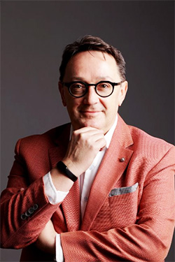 Roundtable_Series/Philip-Mondor250.jpg